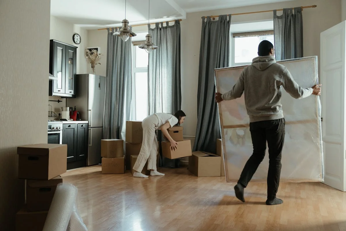 A man and woman moving into a new home enjoy a stress-free transition.