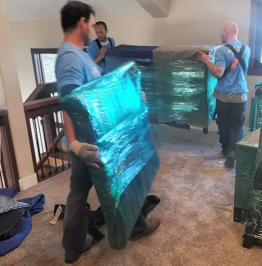 Dams Moving packer wrapping furniture